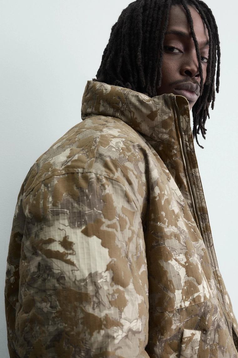 Пуховик с флокированным принтом