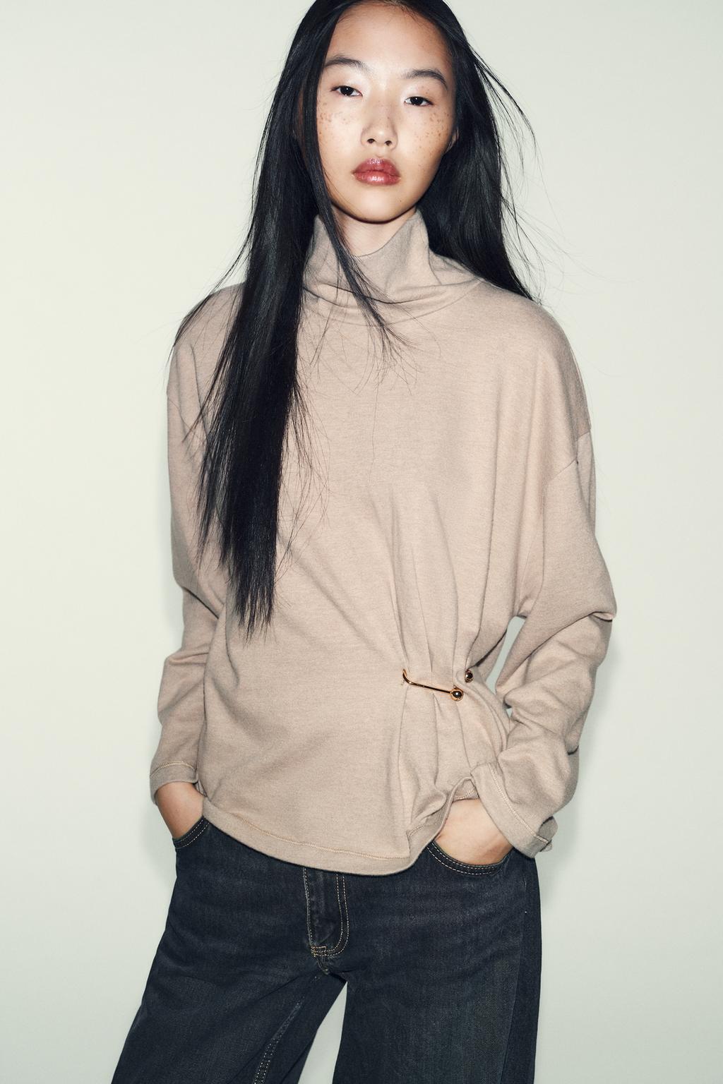 МЯГКИЙ ТОП С МЕТАЛЛИЧЕСКОЙ ДЕТАЛЬЮ