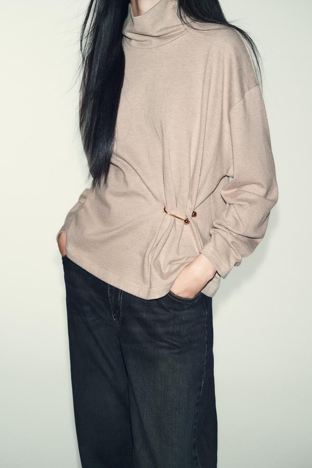 МЯГКИЙ ТОП С МЕТАЛЛИЧЕСКОЙ ДЕТАЛЬЮ