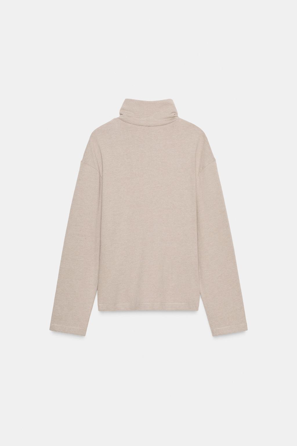 МЯГКИЙ ТОП С МЕТАЛЛИЧЕСКОЙ ДЕТАЛЬЮ