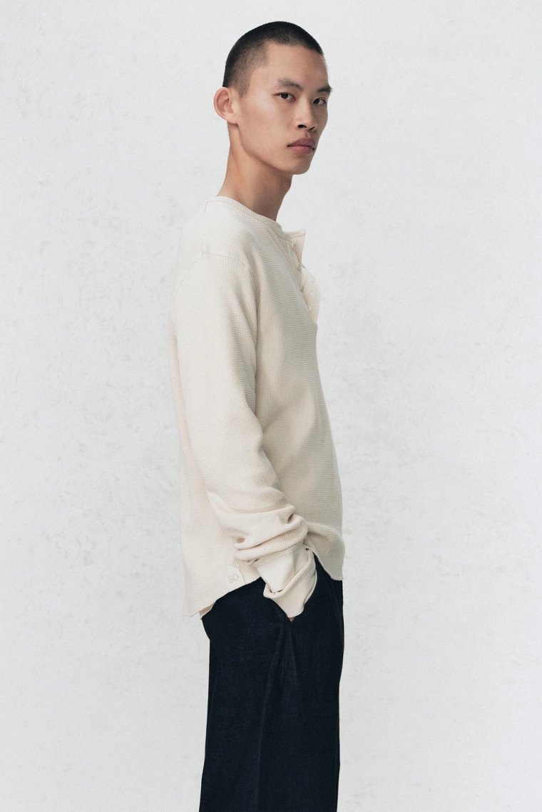 Футболка с воротником хенли и вафельным переплетением от soshiotsuki x zara