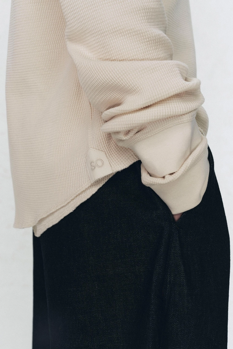 Футболка с воротником хенли и вафельным переплетением от soshiotsuki x zara