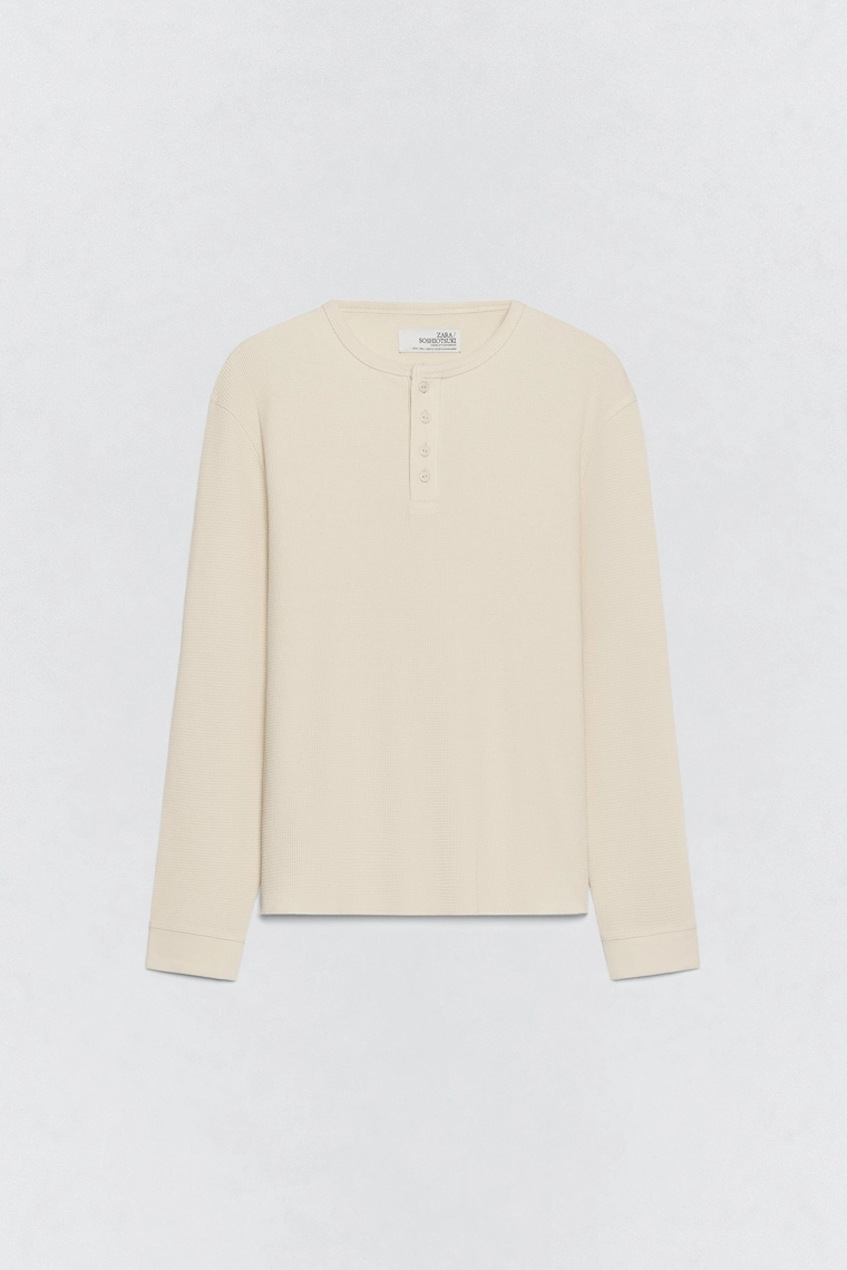 Футболка с воротником хенли и вафельным переплетением от soshiotsuki x zara