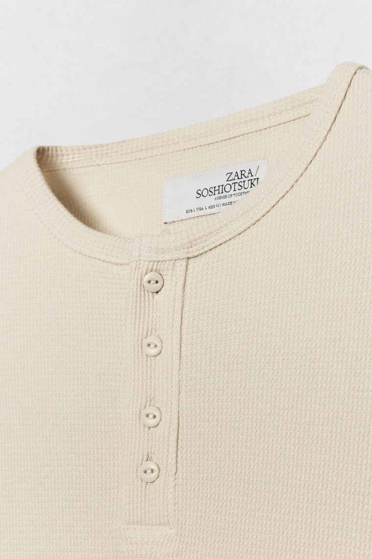 Футболка с воротником хенли и вафельным переплетением от soshiotsuki x zara