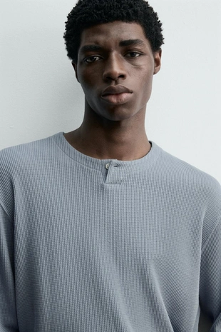 Футболка вафельного переплетения с воротником на пуговицах- Заказать в России