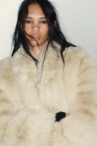 Короткое пальто из искусственного меха- Заказать в России