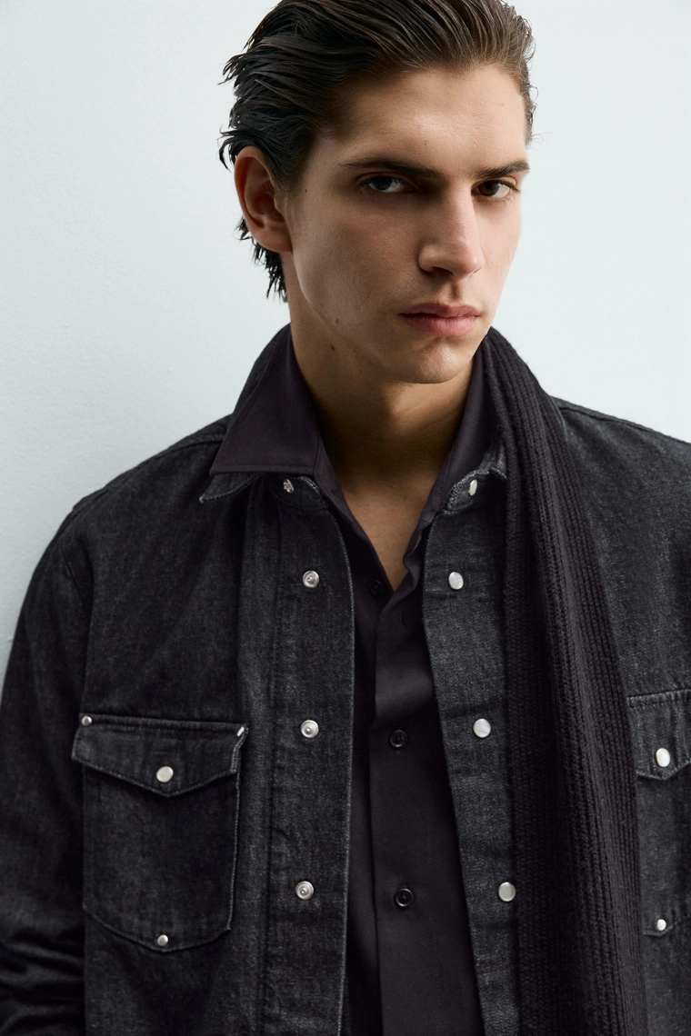 Джинсовая рубашка с заклепками