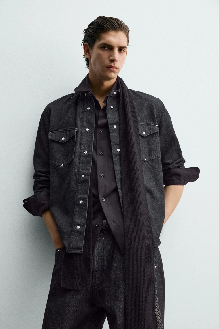 Джинсовая рубашка с заклепками