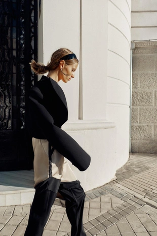 Короткий блейзер с подплечниками и складками- Заказать в России