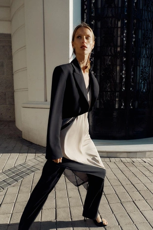 Короткий блейзер с подплечниками и складками- Заказать в России