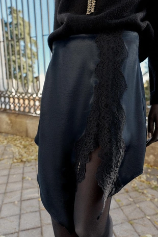 Атласная мини-юбка с кружевом- Заказать в России