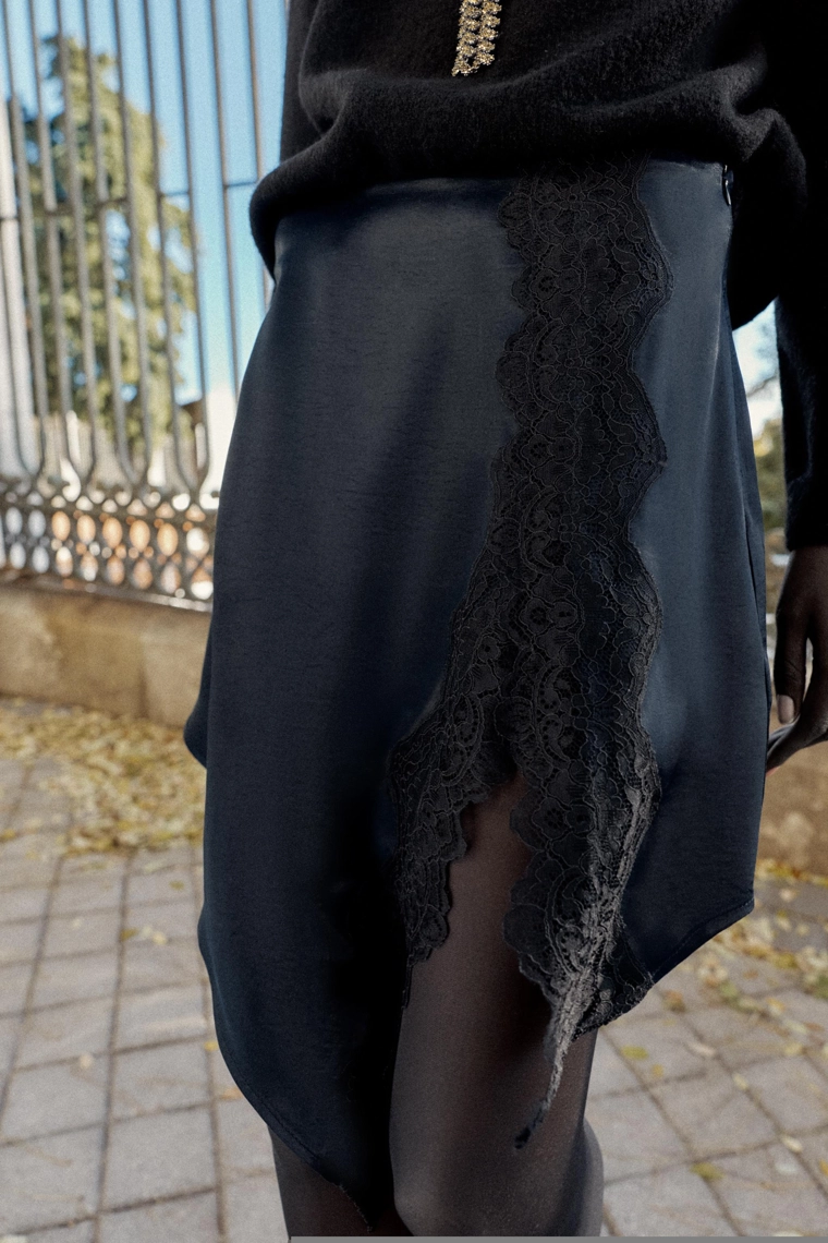 Мини-юбка из атласа с кружевом