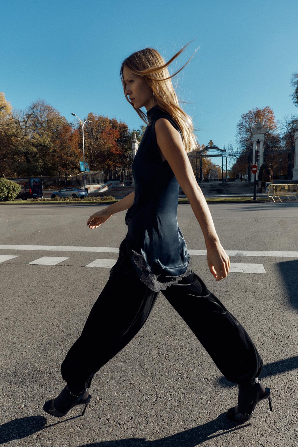 АТЛАСНОЕ МИНИ-ПЛАТЬЕ С КОНТРАСТНЫМ КРУЖЕВОМ