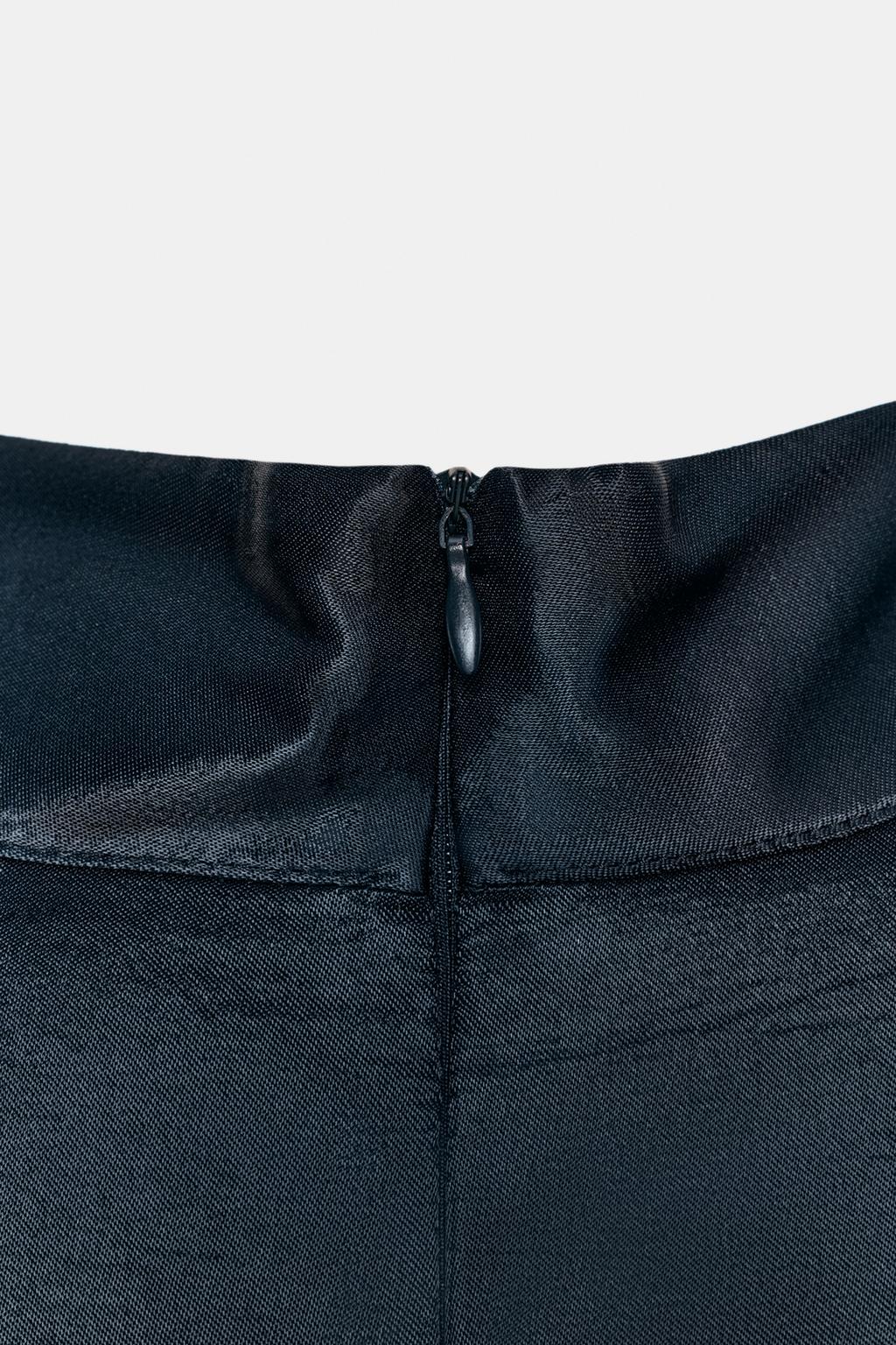 АТЛАСНОЕ МИНИ-ПЛАТЬЕ С КОНТРАСТНЫМ КРУЖЕВОМ