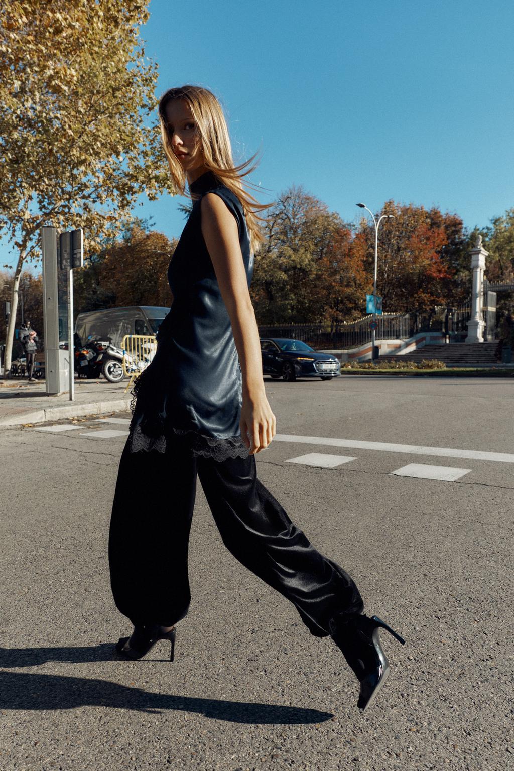 АТЛАСНОЕ МИНИ-ПЛАТЬЕ С КОНТРАСТНЫМ КРУЖЕВОМ