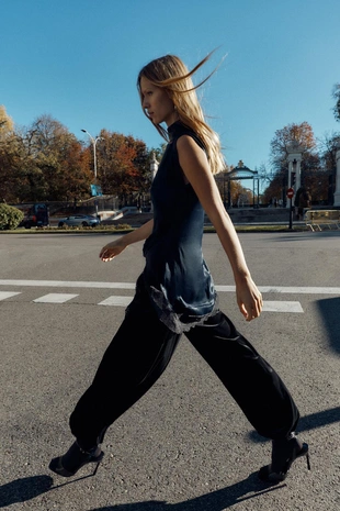 Атласное мини-платье с контрастным кружевом- Заказать в России