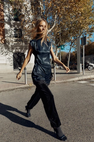 Атласное мини-платье с контрастным кружевом- Заказать в России