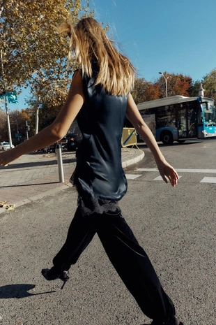 Атласное мини-платье с контрастным кружевом- Заказать в России