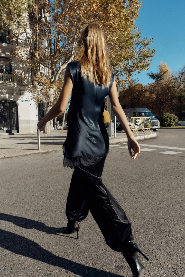 Мини-платье из атласа с кружевными деталями