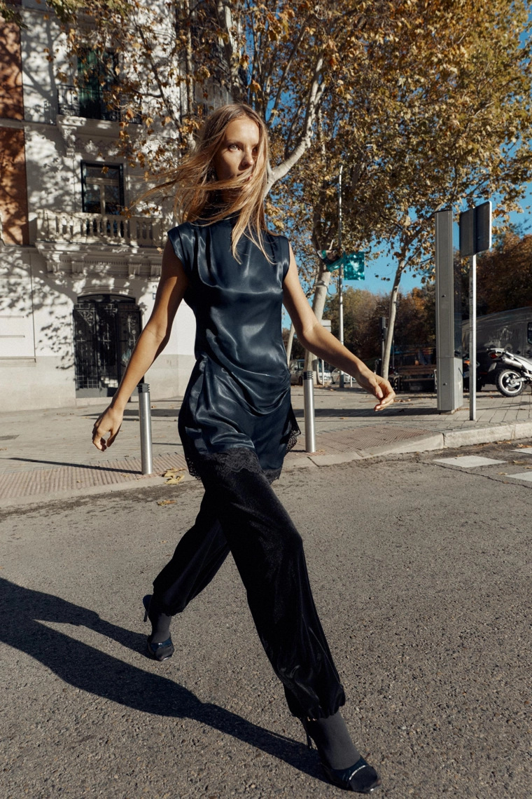 Мини-платье из атласа с кружевными деталями