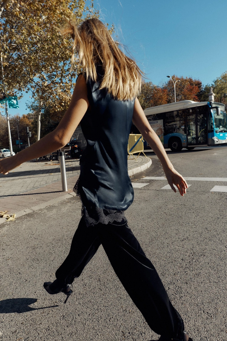 Мини-платье из атласа с кружевными деталями