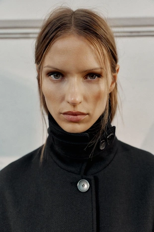 Короткое пальто из смесовой шерсти с воротником-стойкой- Заказать в России