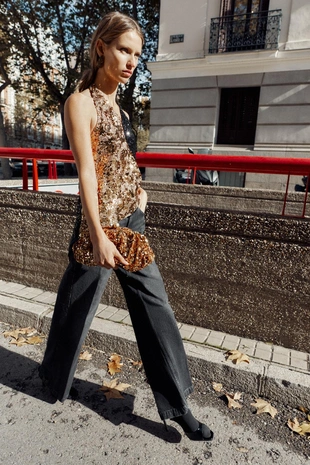 Топ с горловиной халтер и пайетками- Заказать в России