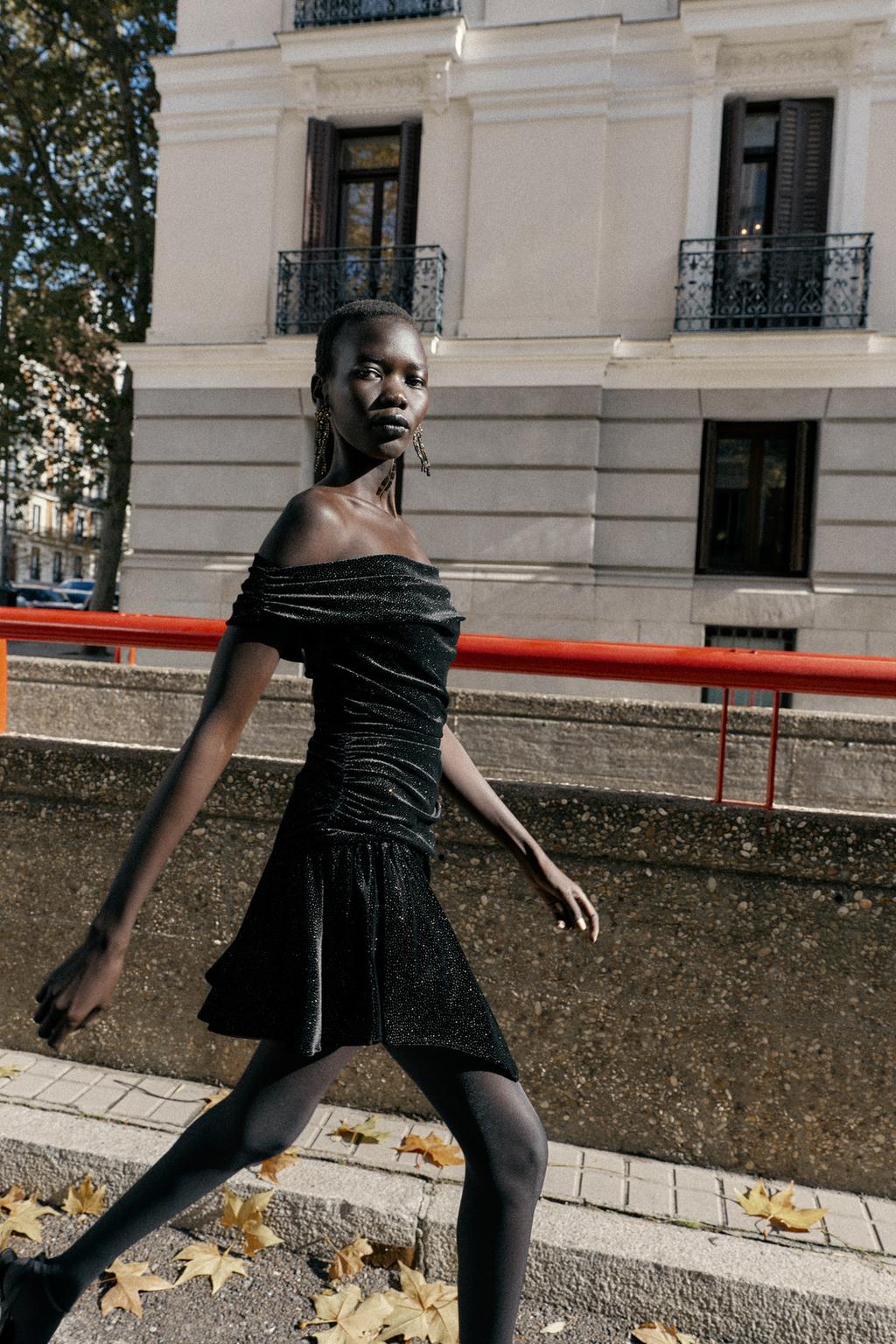 БАРХАТНОЕ МИНИ-ПЛАТЬЕ С БЛЁСТКАМИ