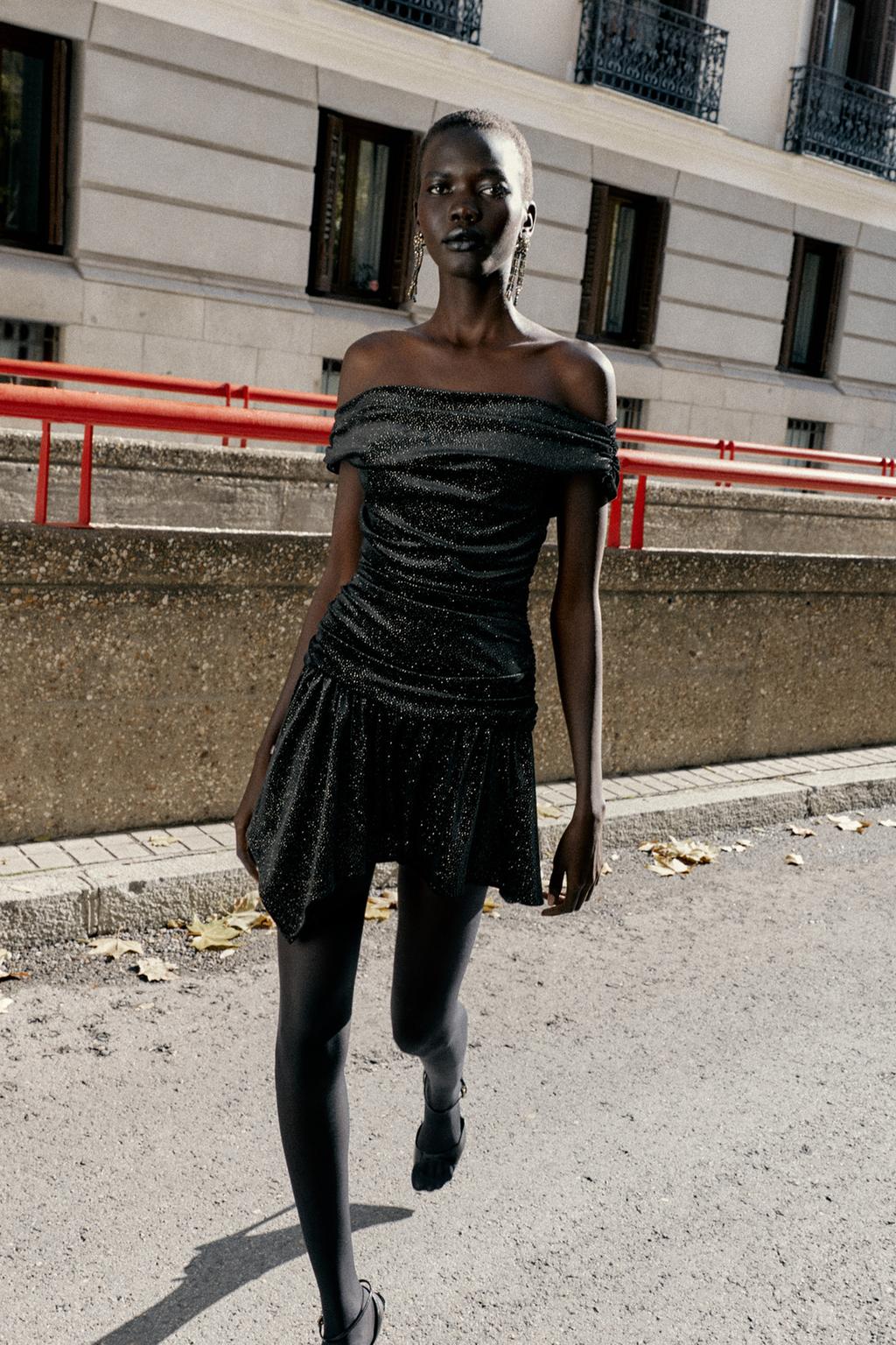 БАРХАТНОЕ МИНИ-ПЛАТЬЕ С БЛЁСТКАМИ