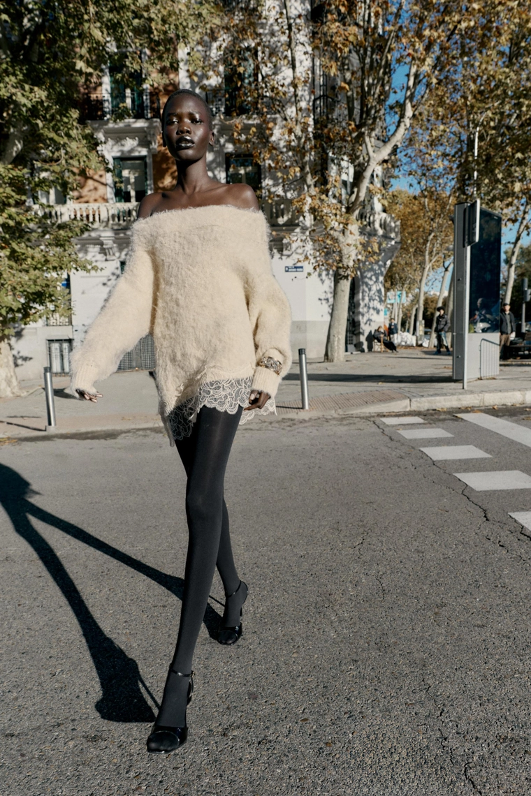 Трикотажный свитер с кружевом