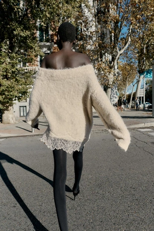 Джемпер из комбинированного трикотажа с кружевом- Заказать в России
