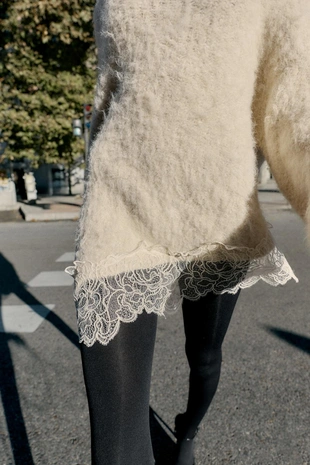 Джемпер из комбинированного трикотажа с кружевом- Заказать в России