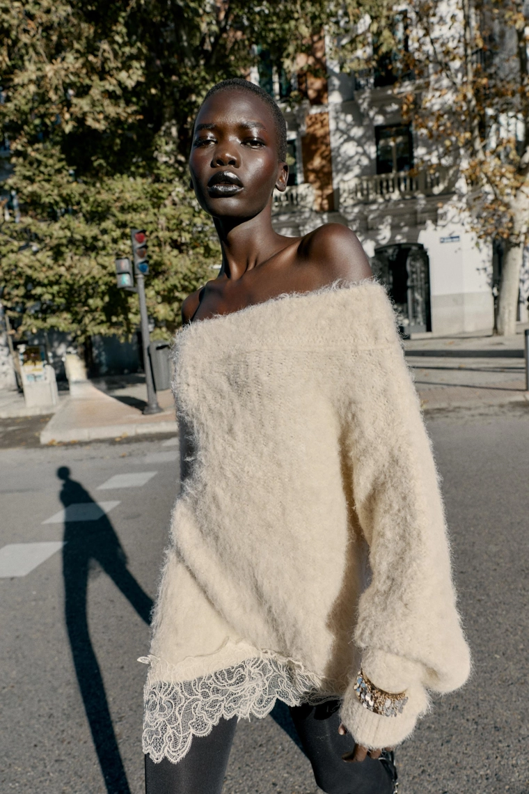 Трикотажный свитер с кружевом