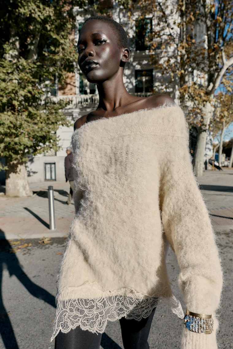 Трикотажный свитер с кружевом