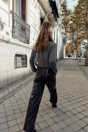 Брюки прямого кроя из искусственной кожи- Заказать в России