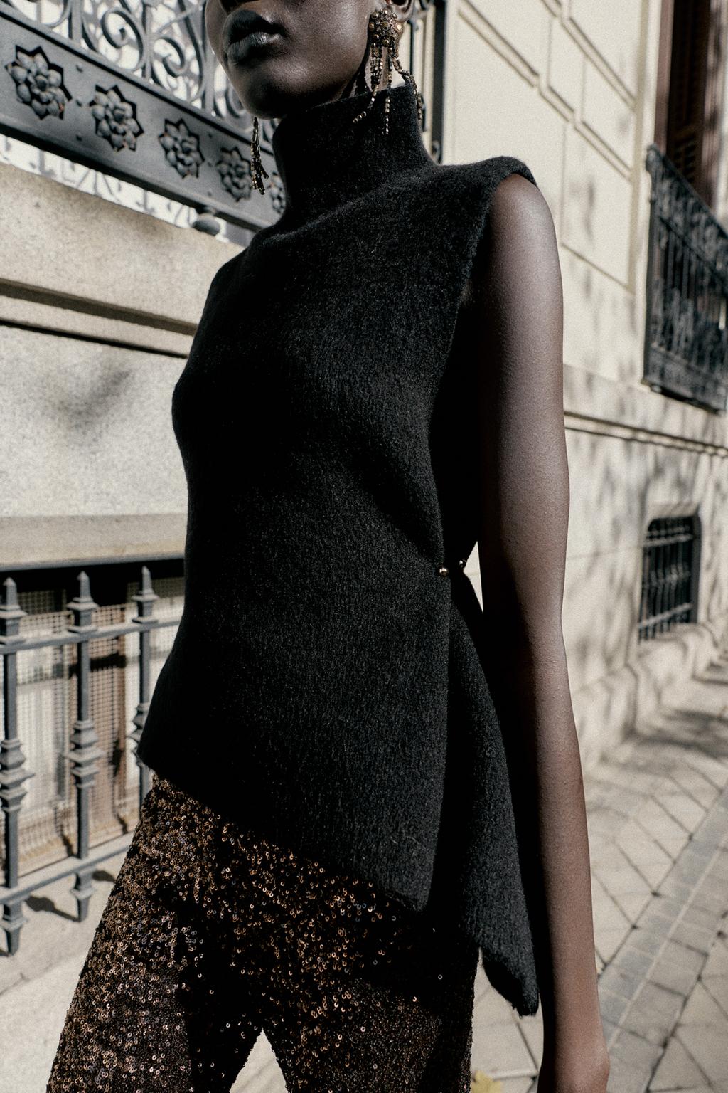 АСИММЕТРИЧНЫЙ ТРИКОТАЖНЫЙ ТОП С БОКОВЫМИ АППЛИКАЦИЯМИ