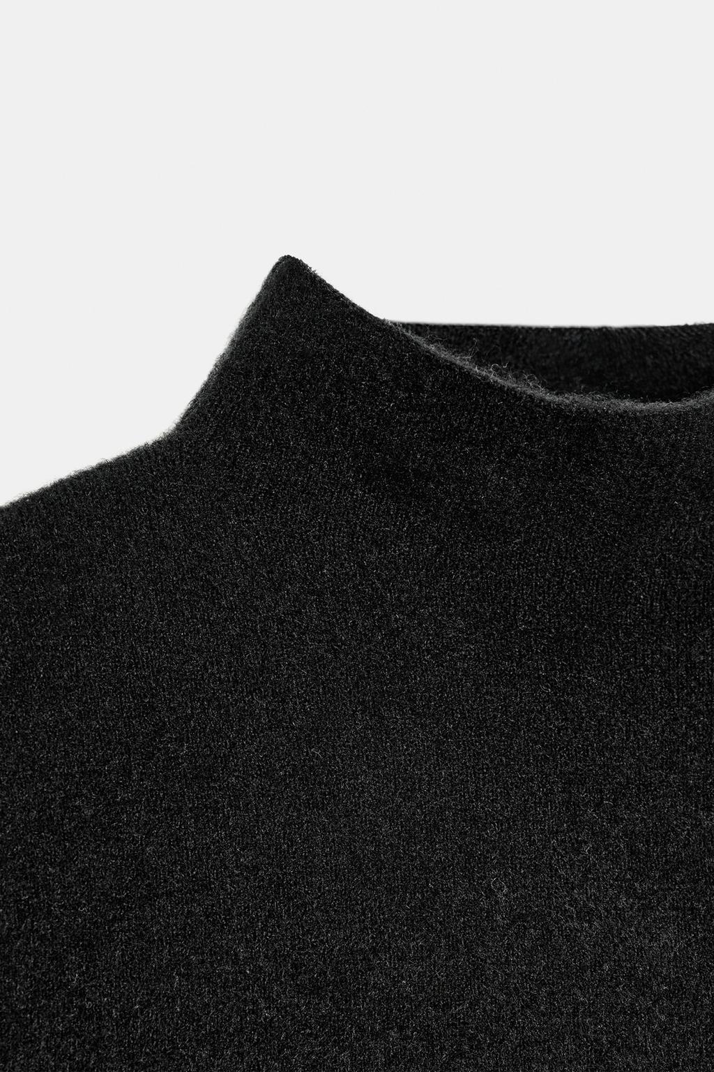 АСИММЕТРИЧНЫЙ ТРИКОТАЖНЫЙ ТОП С БОКОВЫМИ АППЛИКАЦИЯМИ