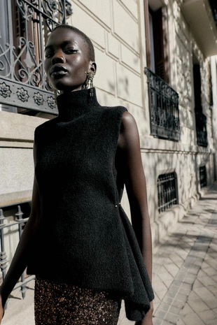 Асимметричный трикотажный топ с боковыми аппликациями- Заказать в России