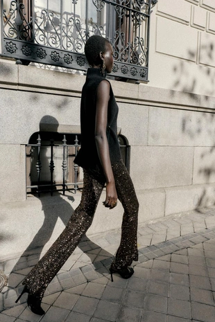 Асимметричный трикотажный топ с боковыми аппликациями- Заказать в России