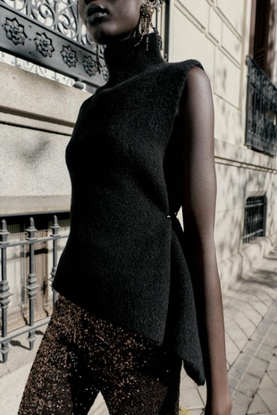 Асимметричный трикотажный топ с боковыми аппликациями- Заказать в России