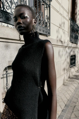 Асимметричный трикотажный топ с боковыми аппликациями- Заказать в России