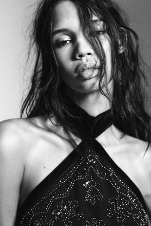 Топ из жоржета с горловиной халтер и бусинами- Заказать в России