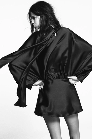 Короткое атласное платье с шарфом- Заказать в России