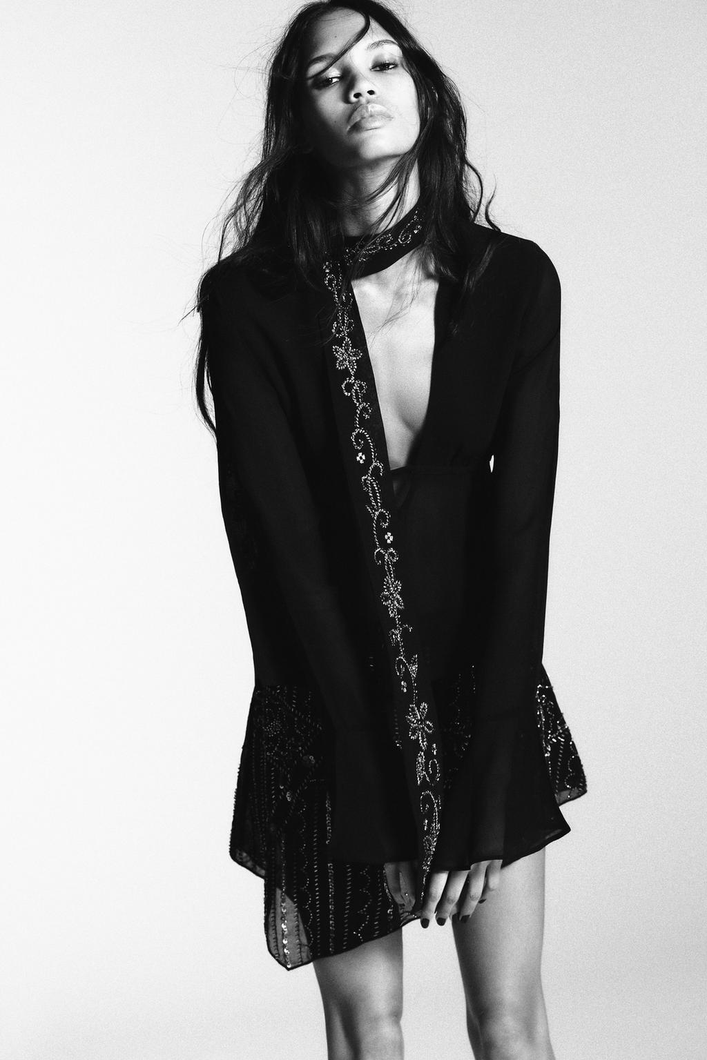 РУБАШКА ИЗ КРЕПА С ВЫШИВКОЙ И ШАРФОМ