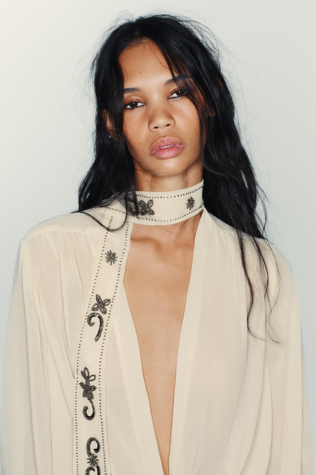 РУБАШКА ИЗ ЖОРЖЕТА С ФУЛЯРОМ И БУСИНАМИ