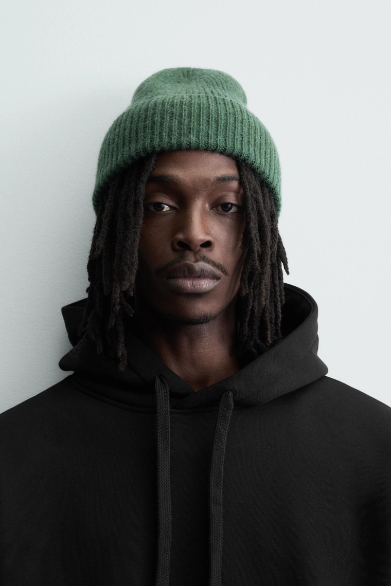 Шапка из вязаной шерсти