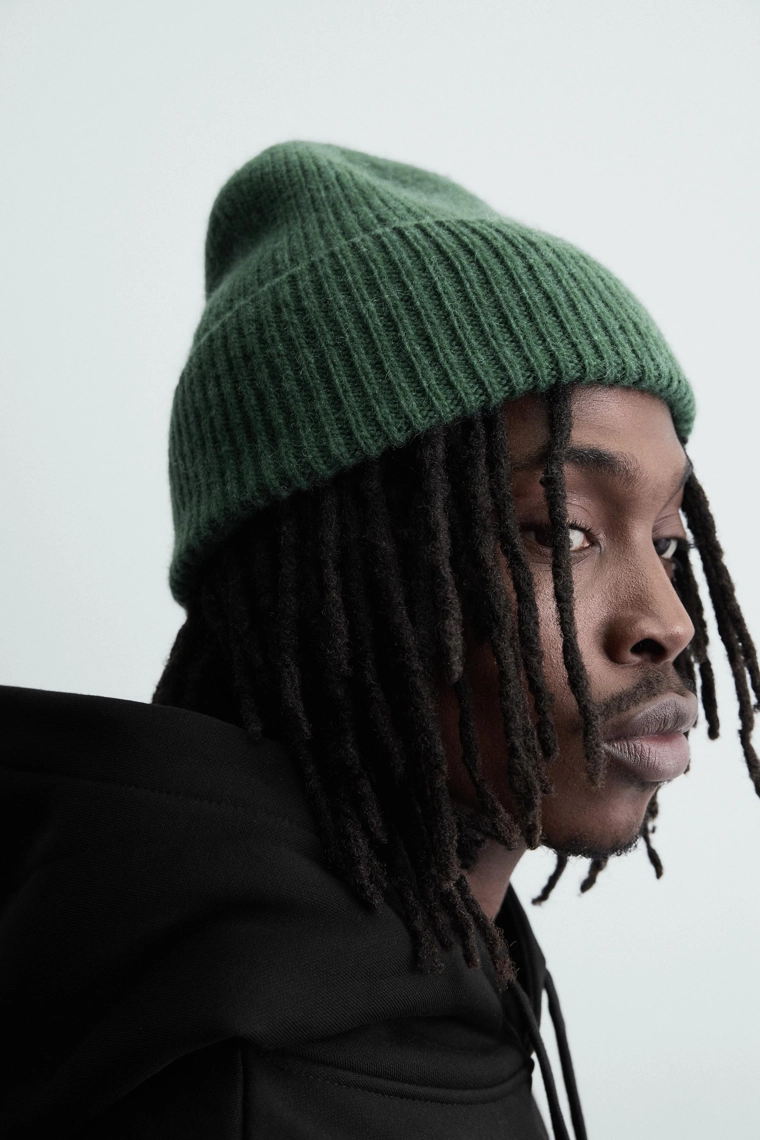 Шапка из вязаной шерсти