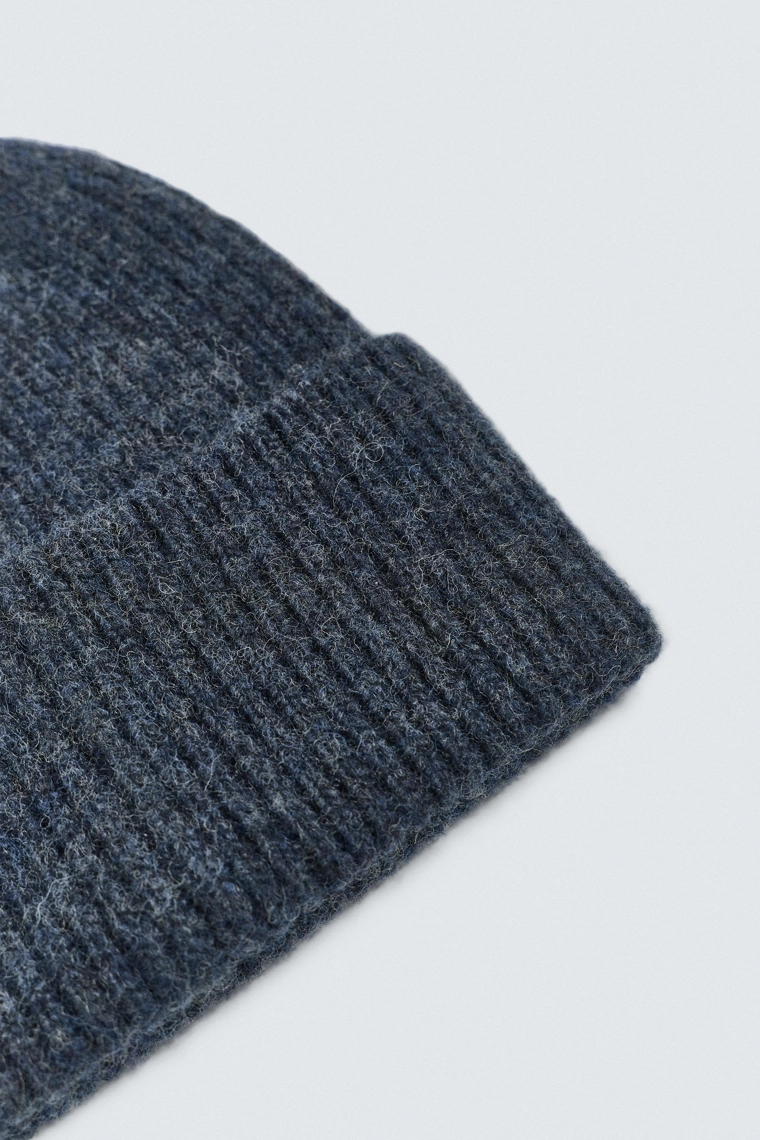 Шерстяная вязаная шапка