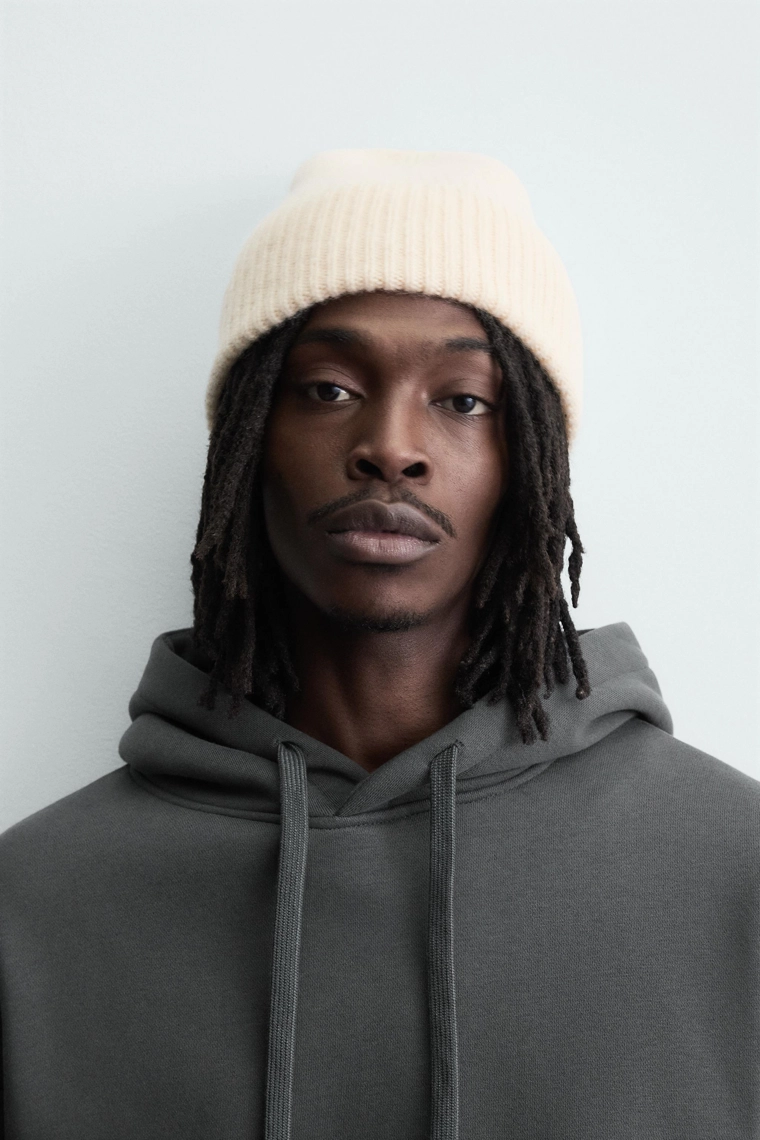 Шерстяная вязаная шапка