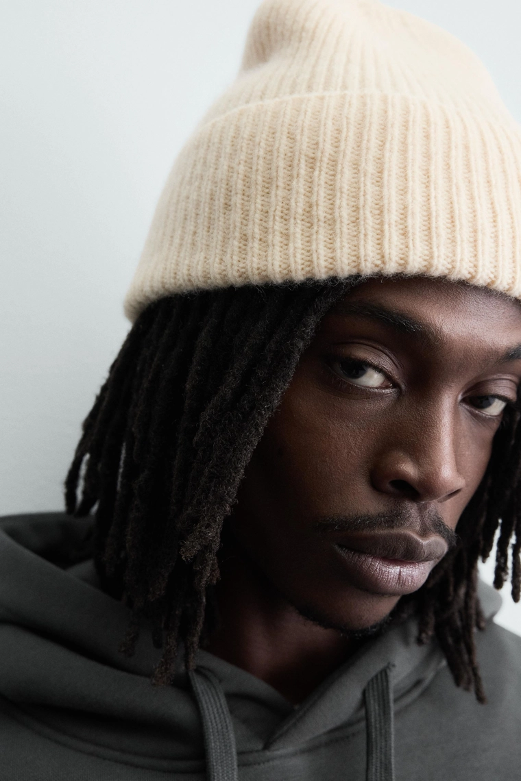 Шерстяная вязаная шапка